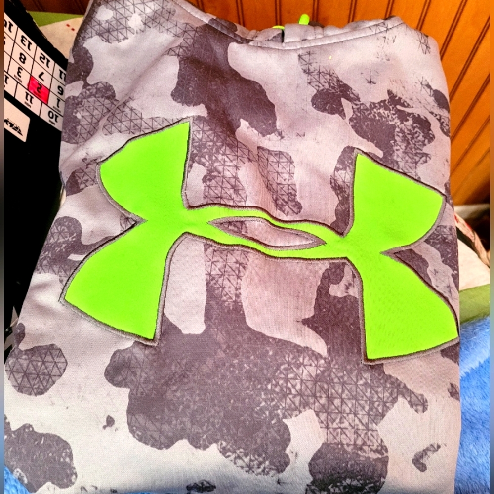 Under Armour men's small hoddie